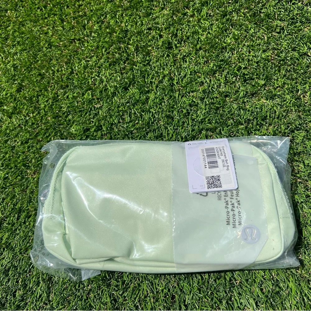 NEW LULULEMON EVERYWHERE BELT BAG KOHLRABI GREEN/WHITE - Picture 6 of 8